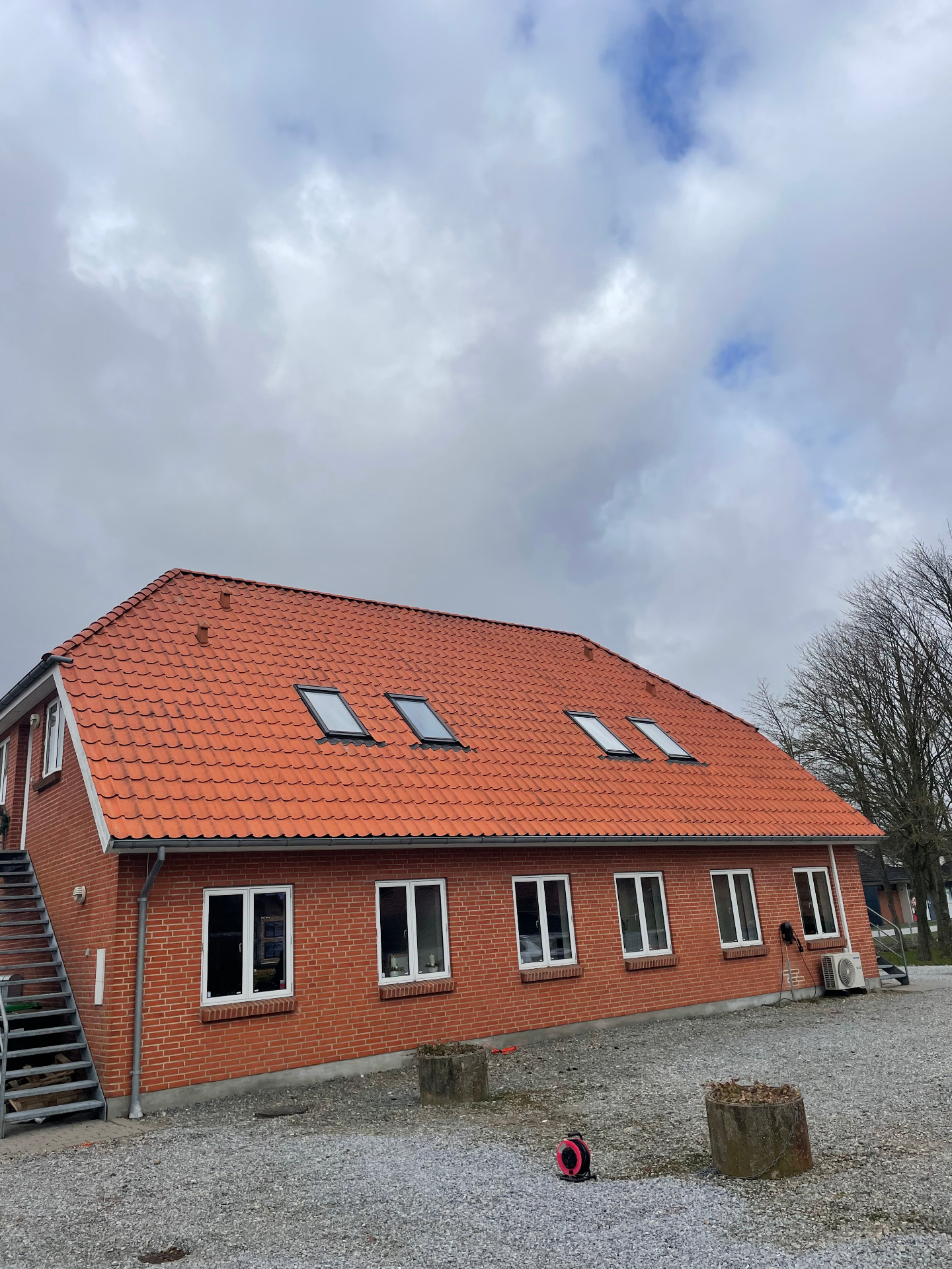Større ejendom efter tagrens – rent tegltag efter komplet rensning med lift