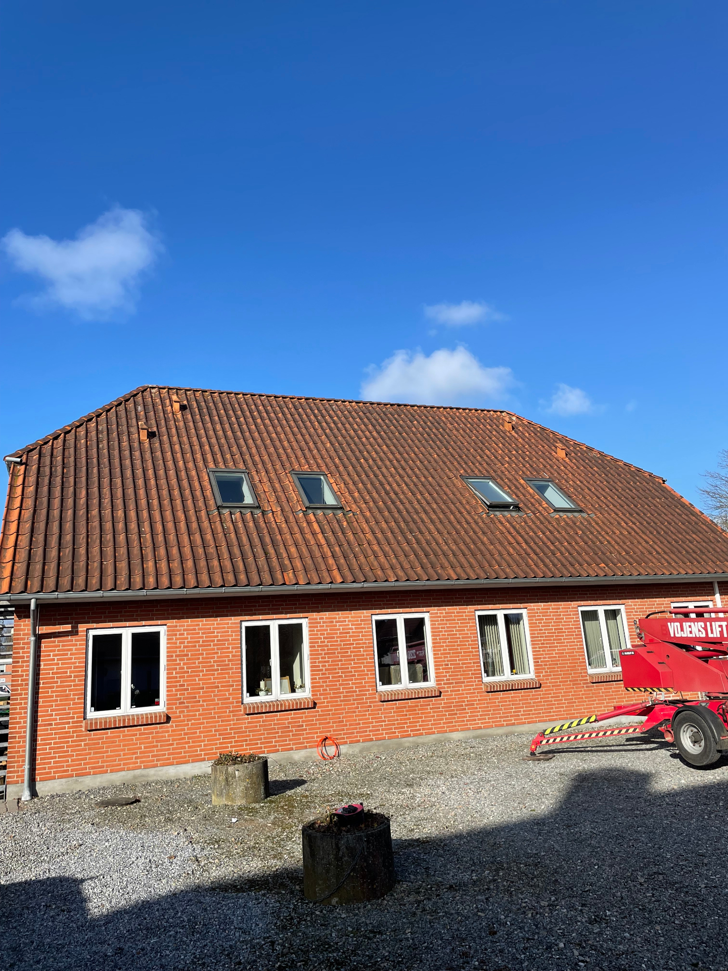 Større ejendom før tagrens – tegltag med belægninger og lift ved siden af