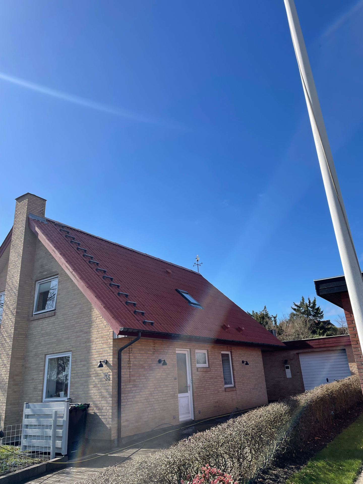 Fritliggende hus efter tagrens – rent tegltag ned til teglen